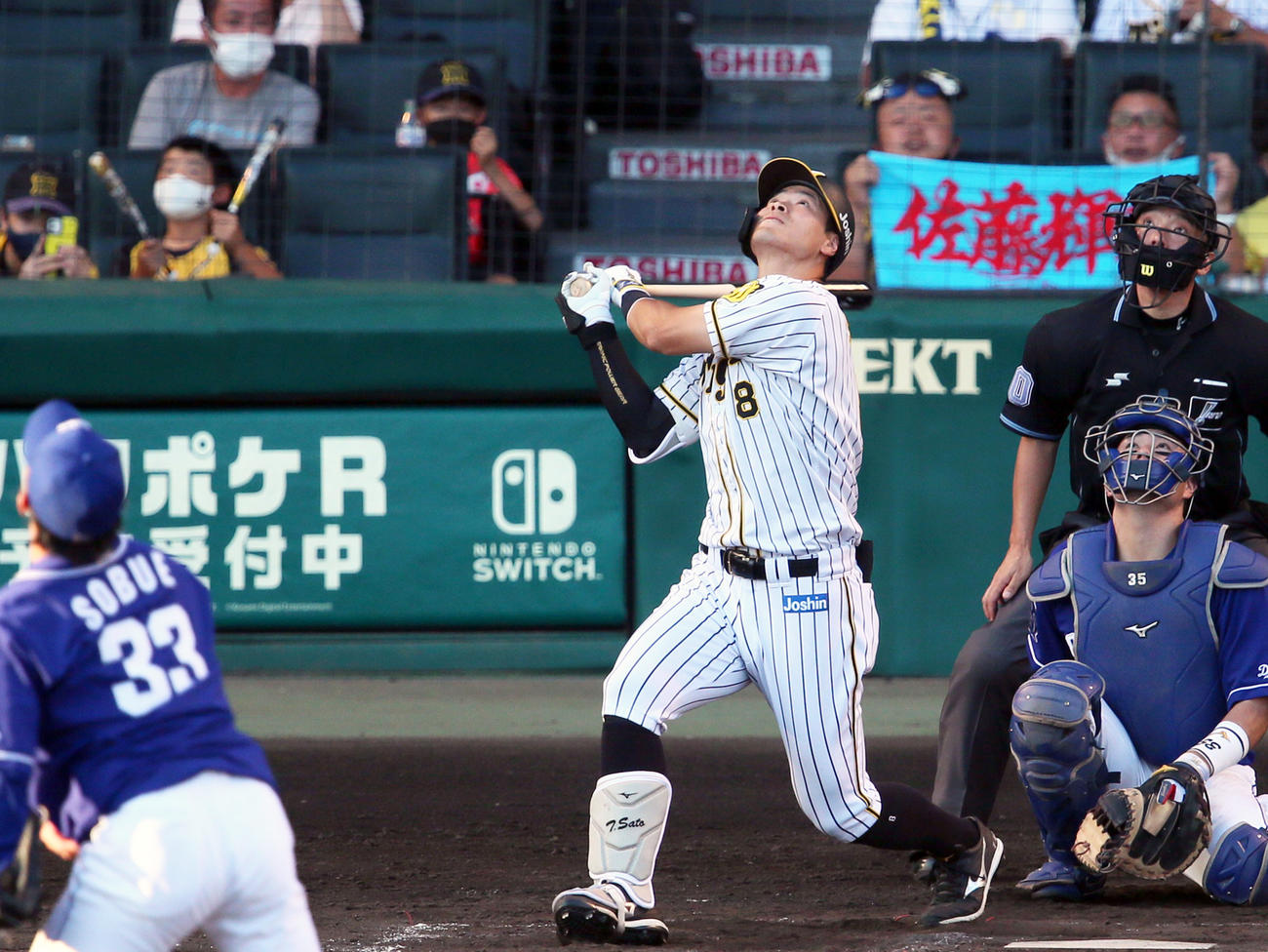 8回裏阪神2死、佐藤輝は二飛に倒れる（撮影・上山淳一）