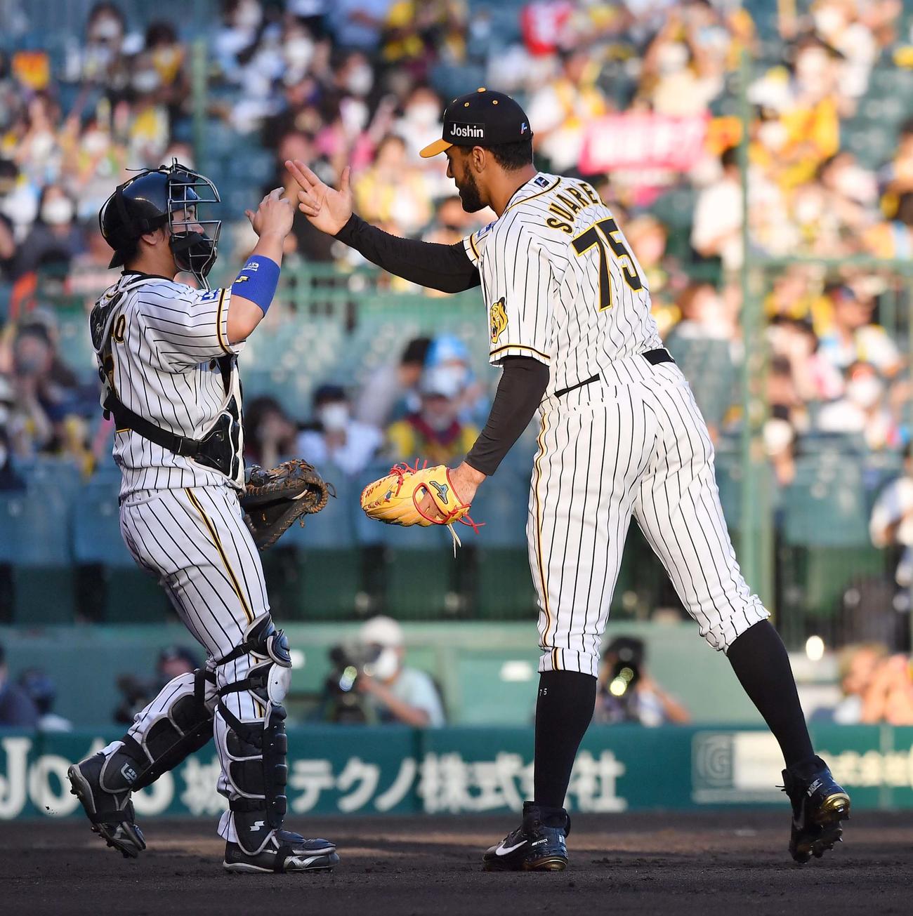 阪神対中日　中日に勝利し梅野隆太郎（左）とエアタッチするスアレス（撮影・上田博志）