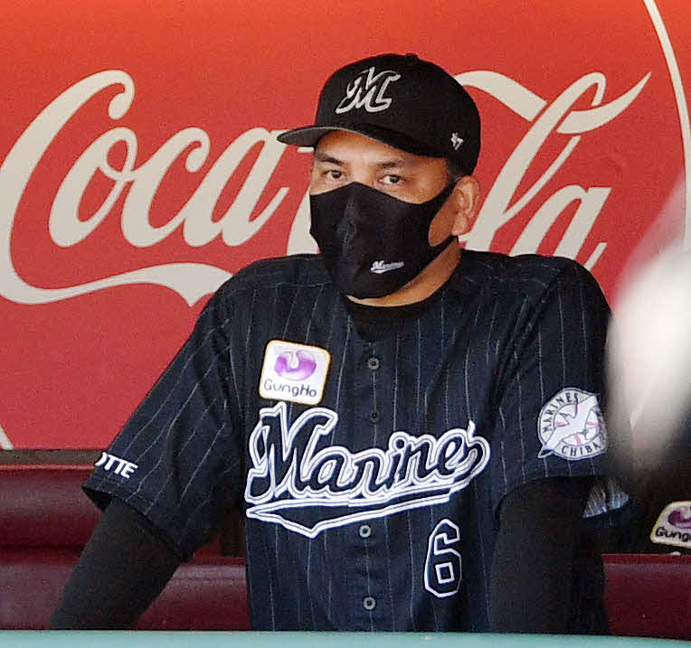 楽天対ロッテ　戦況を見つめるロッテ井口監督（撮影・滝沢徹郎）