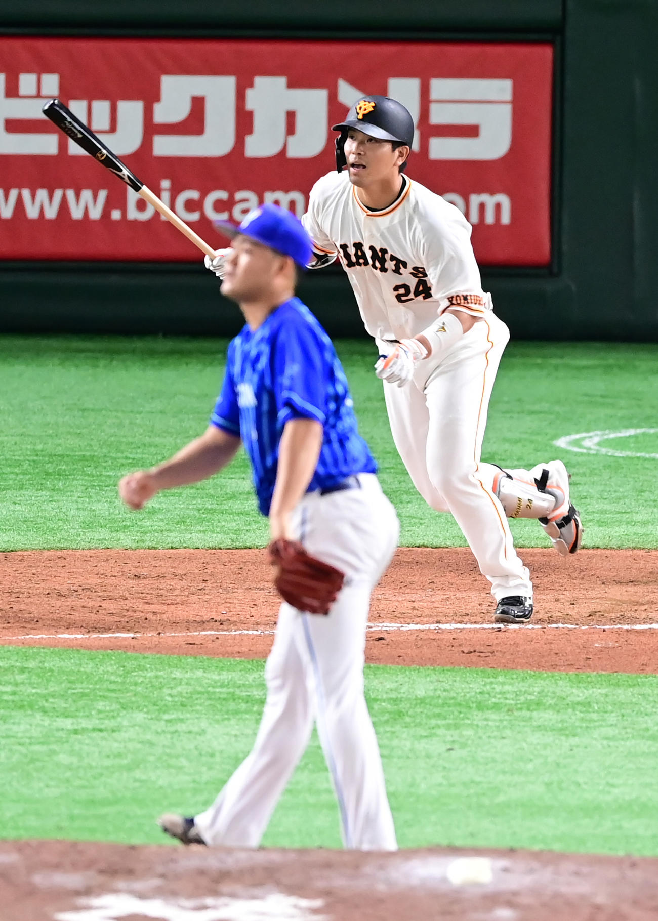 巨人対DeNA 9回裏巨人2死二塁、代打大城はDeNA3番手伊勢（左）から同点の右適時二塁打を放つ（撮影・小沢裕）