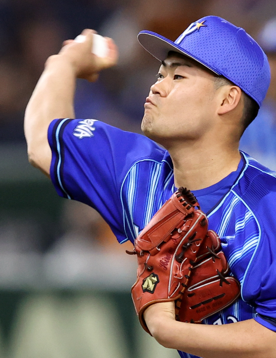 巨人対DeNA 9回裏から登板する伊勢（撮影・狩俣裕三）
