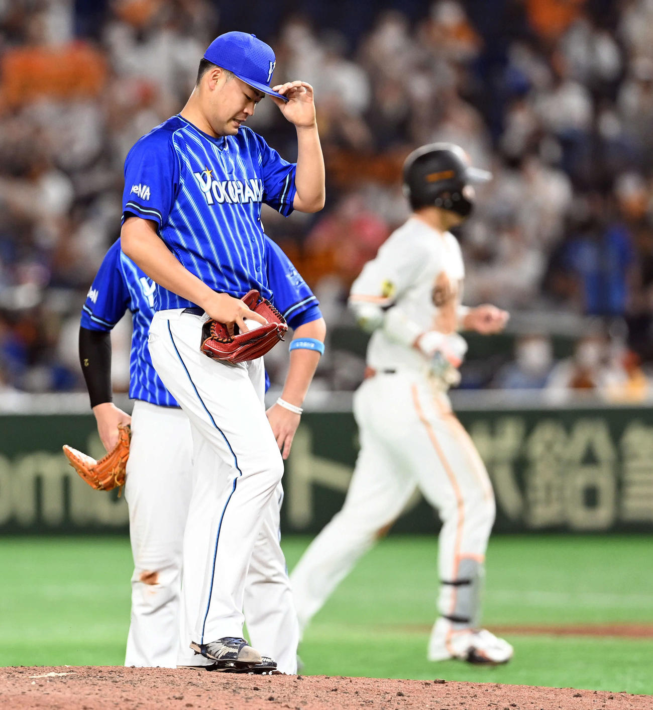 巨人対DeNA 9回裏巨人2死二塁、代打大城に同点適時二塁打を許した伊勢（撮影・たえ見朱実）