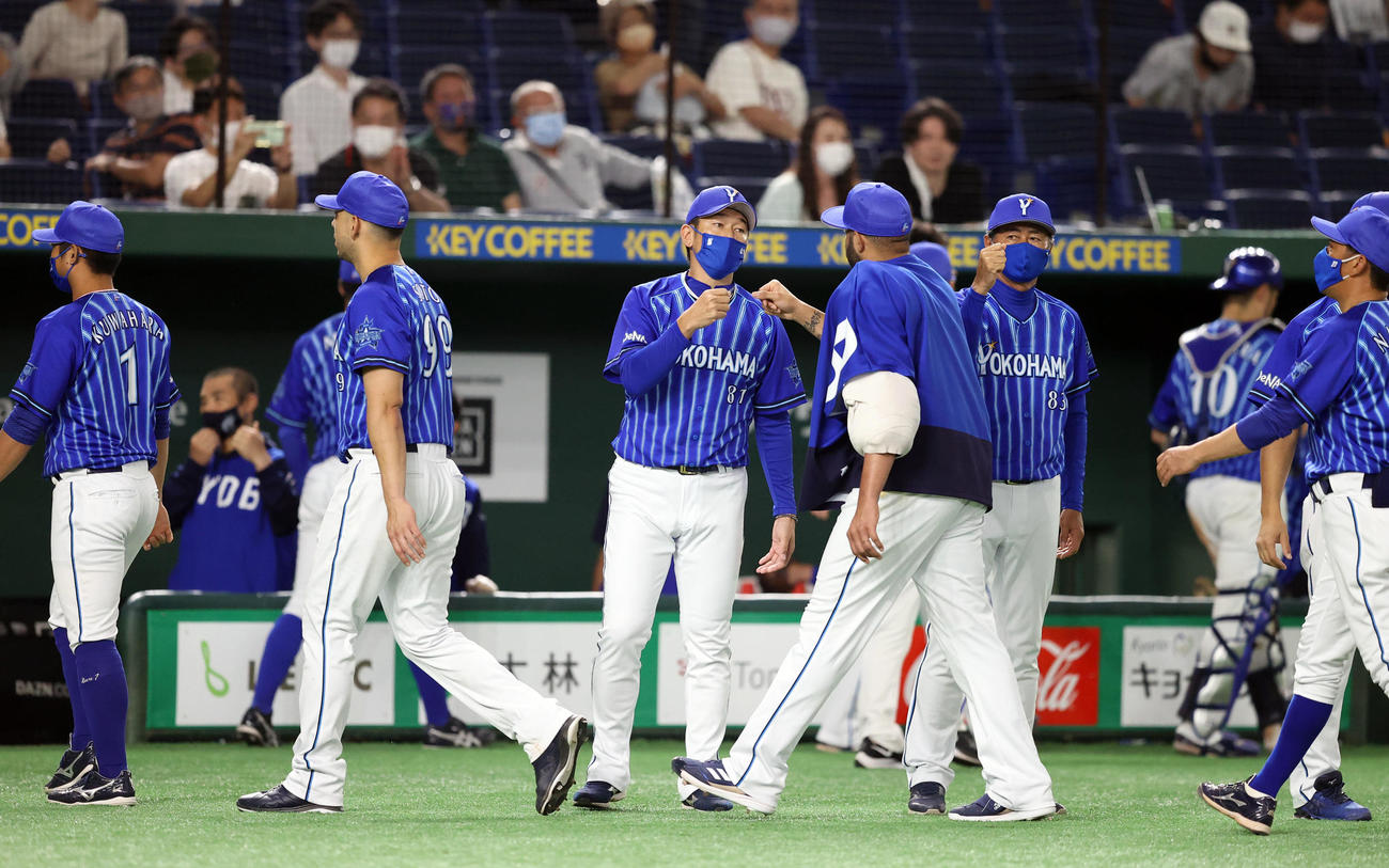 巨人対DeNA　引き分けに終わり、エスコバー（手前）ら選手を迎える三浦監督（中央）（撮影・狩俣裕三）