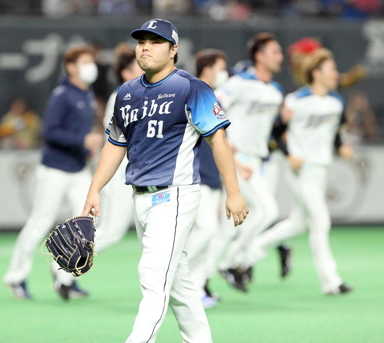 日本ハム対西武　9回裏日本ハム2死満塁、西川にサヨナラ中前適時打を打たれ引き揚げる西武平良（撮影・佐藤翔太）
