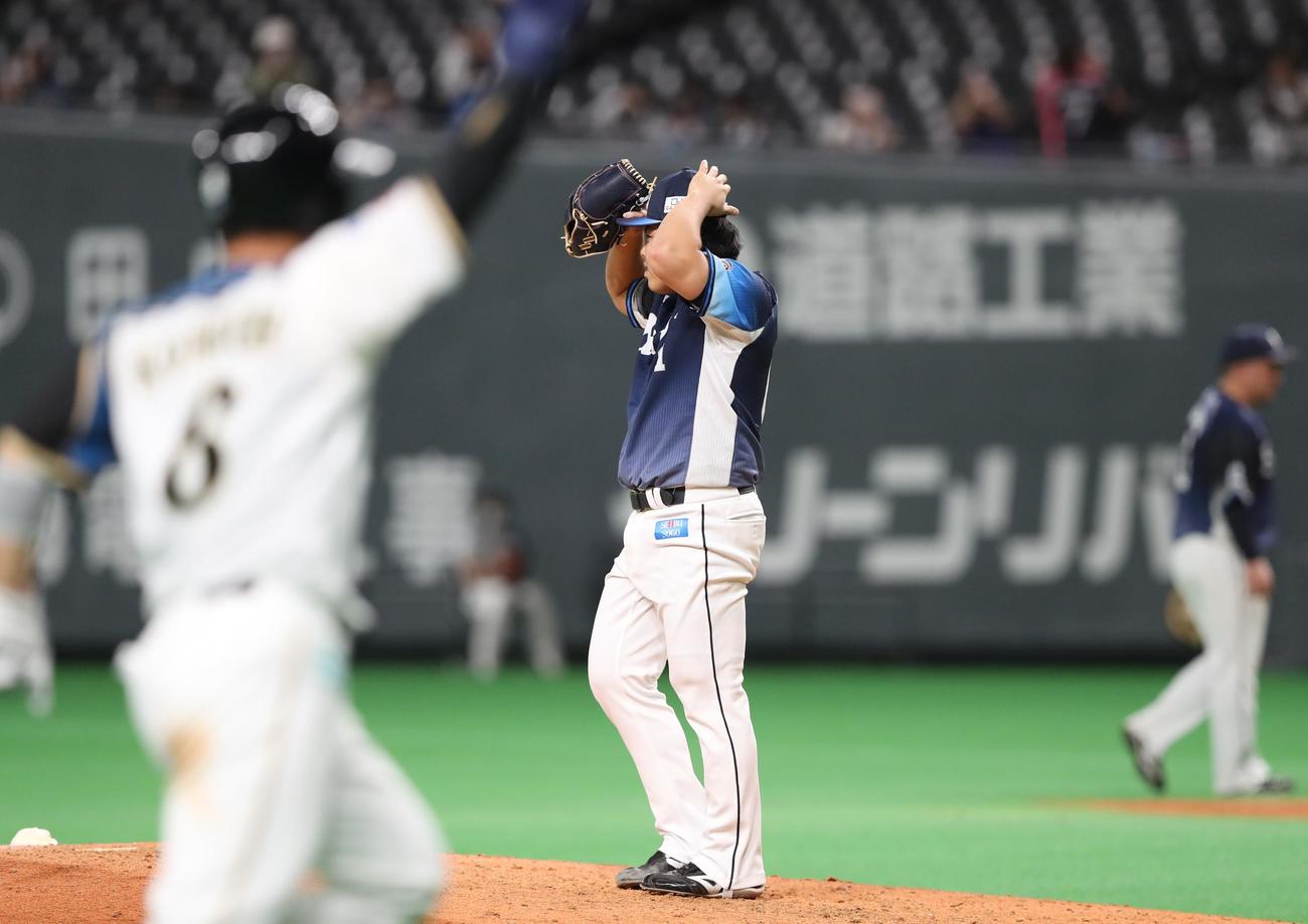日本ハム対西武　9回裏日本ハム2死満塁、西川にサヨナラ打を浴びる平良（撮影・黒川智章）