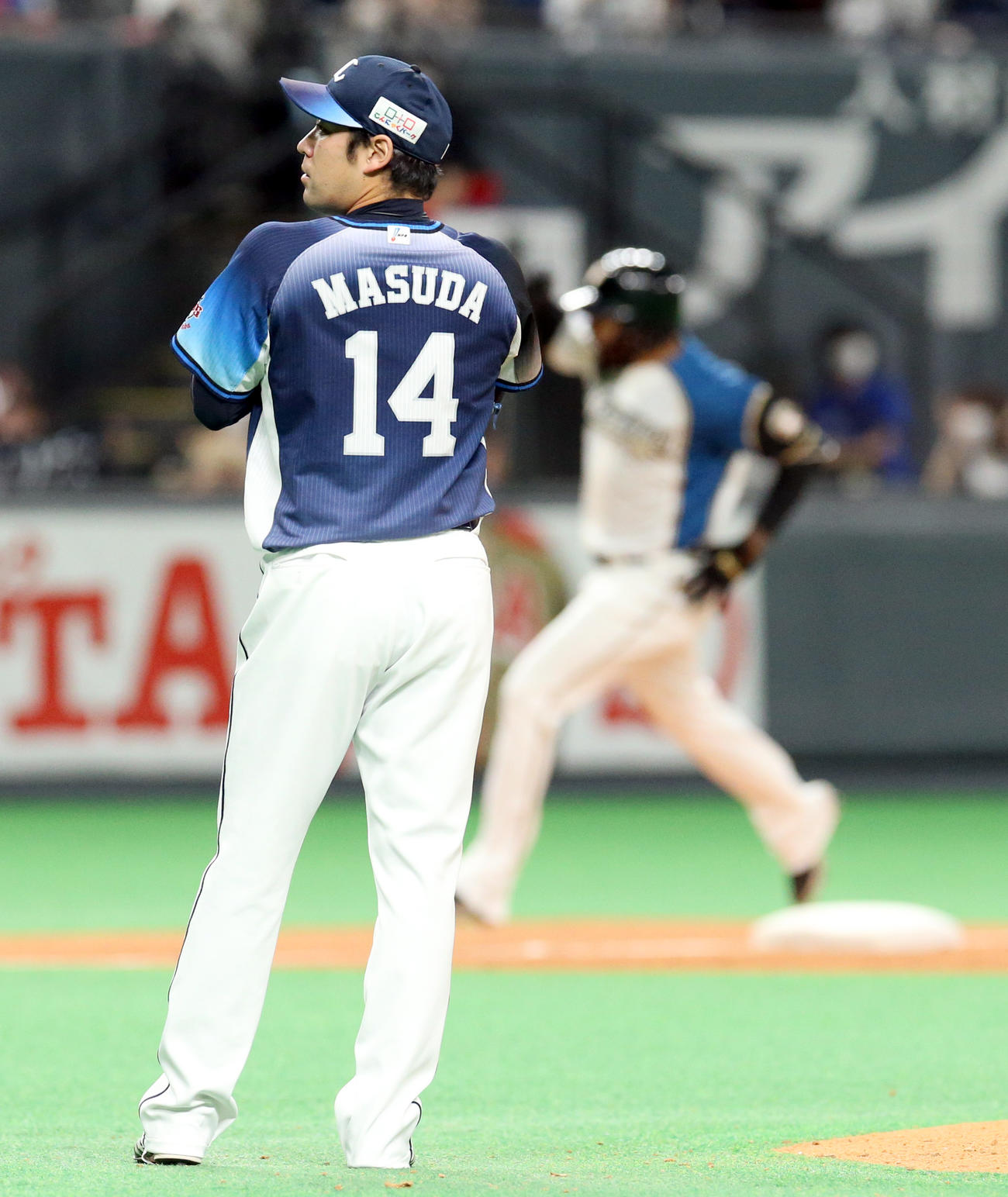 日本ハム対西武　8回裏日本ハム2死、R・ロドリゲス（右奥）に同点となる中越え本塁打を浴びる西武増田（撮影・佐藤翔太）
