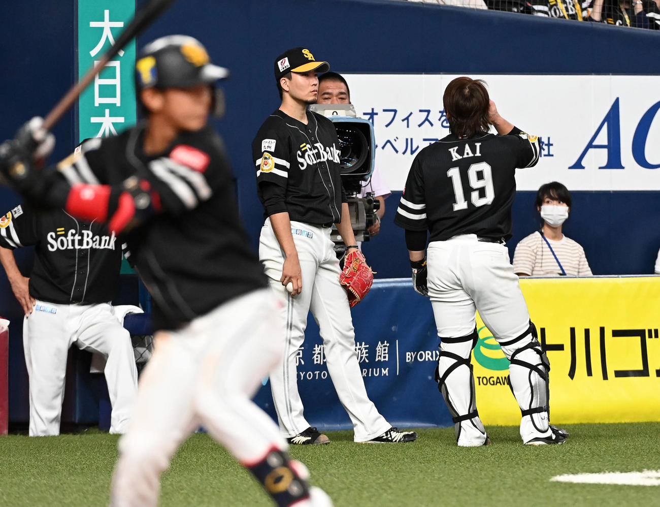 オリックス対ソフトバンク　6回、ベンチ前で話し合う千賀（左）と甲斐（撮影・前岡正明）