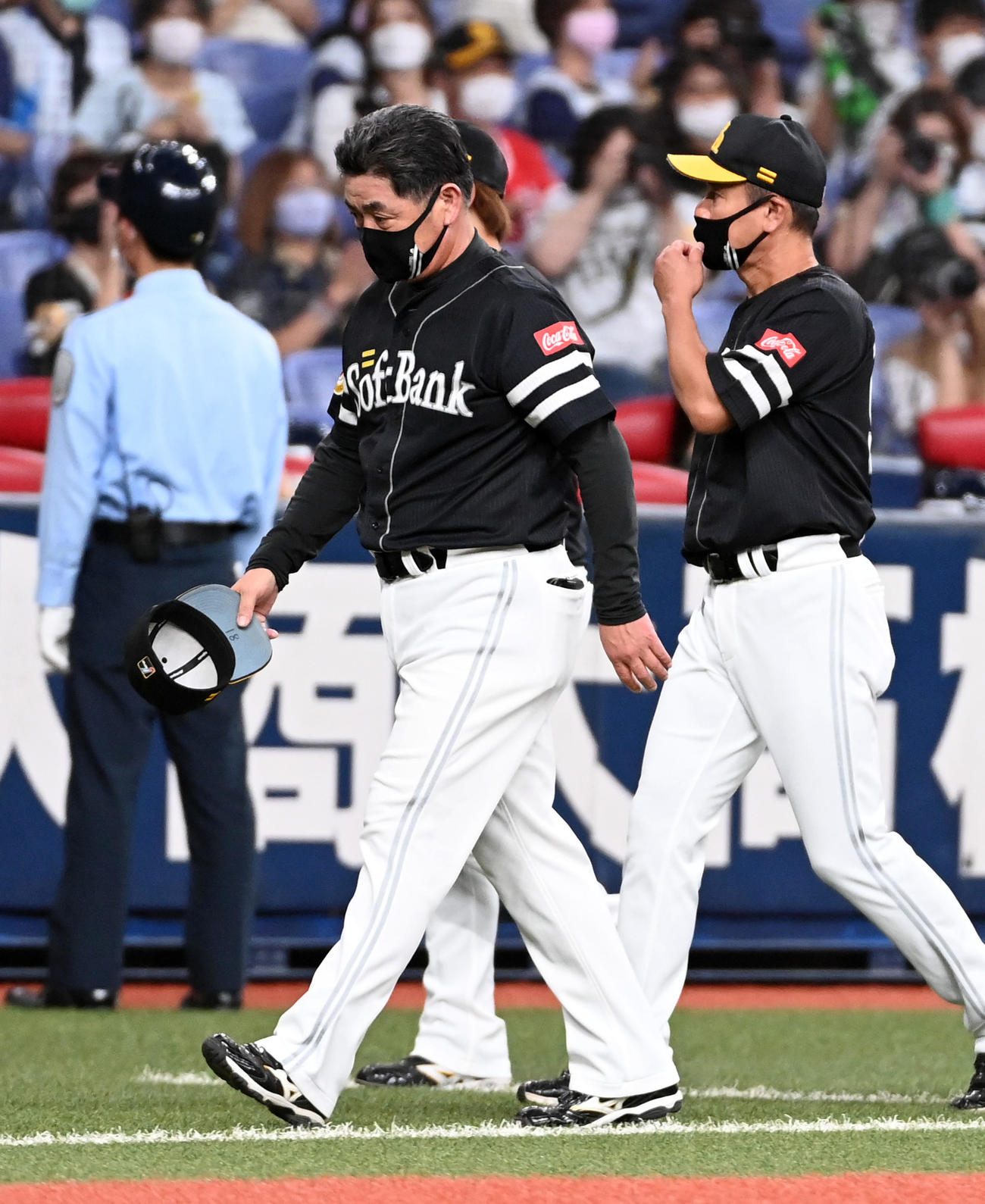 オリックス対ソフトバンク　ファンへのあいさつを行い引き揚げる工藤監督（撮影・前岡正明）