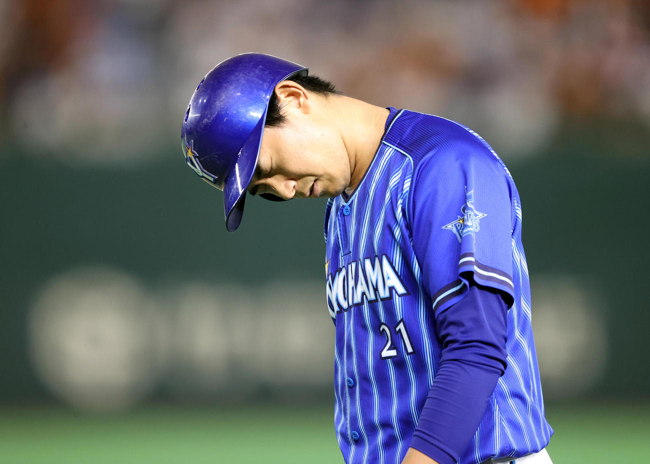 巨人対DeNA 7回表DeNA無死一塁、バント失敗から併殺となり、悔しがる今永（撮影・狩俣裕三）