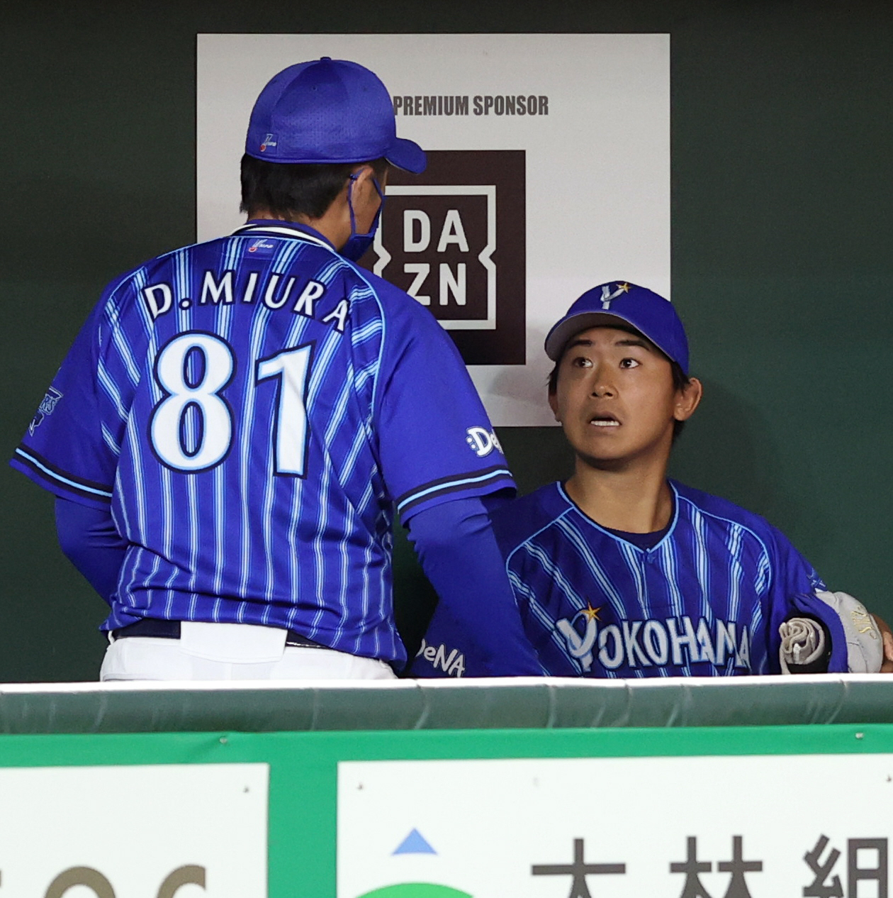 巨人対DeNA 8回表を終え、三浦監督（左）から声をかけられる降板した今永（撮影・狩俣裕三）
