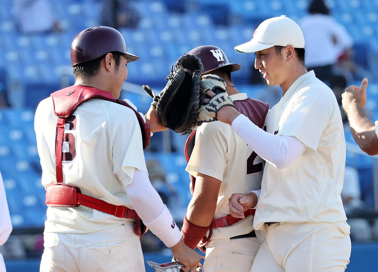 東大対早大　勝利し岩本（左）とグラブタッチする早大・西垣（撮影・鈴木正人）