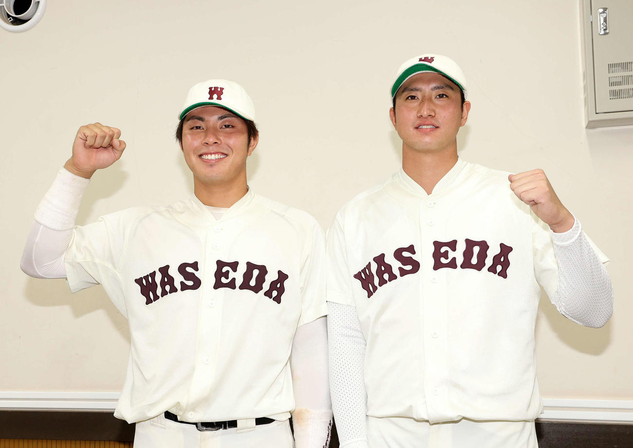 東大対早大　勝利し笑顔でガッツポーズする早大・岩本（左）と西垣（撮影・鈴木正人）