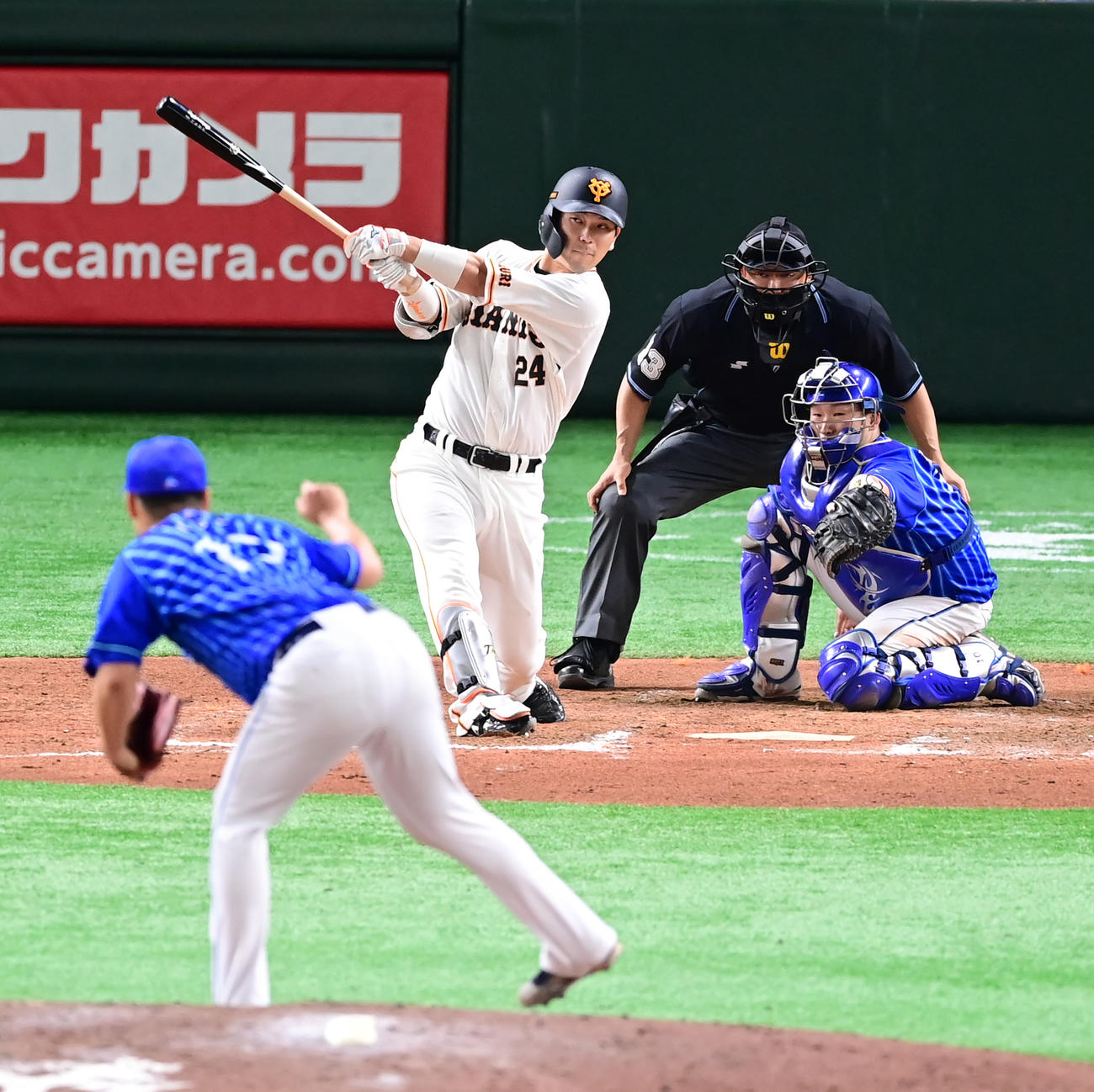 巨人対DeNA 9回裏巨人2死二塁、代打大城はDeNA3番手伊勢（左）から同点の右適時二塁打を放つ（撮影・小沢裕）