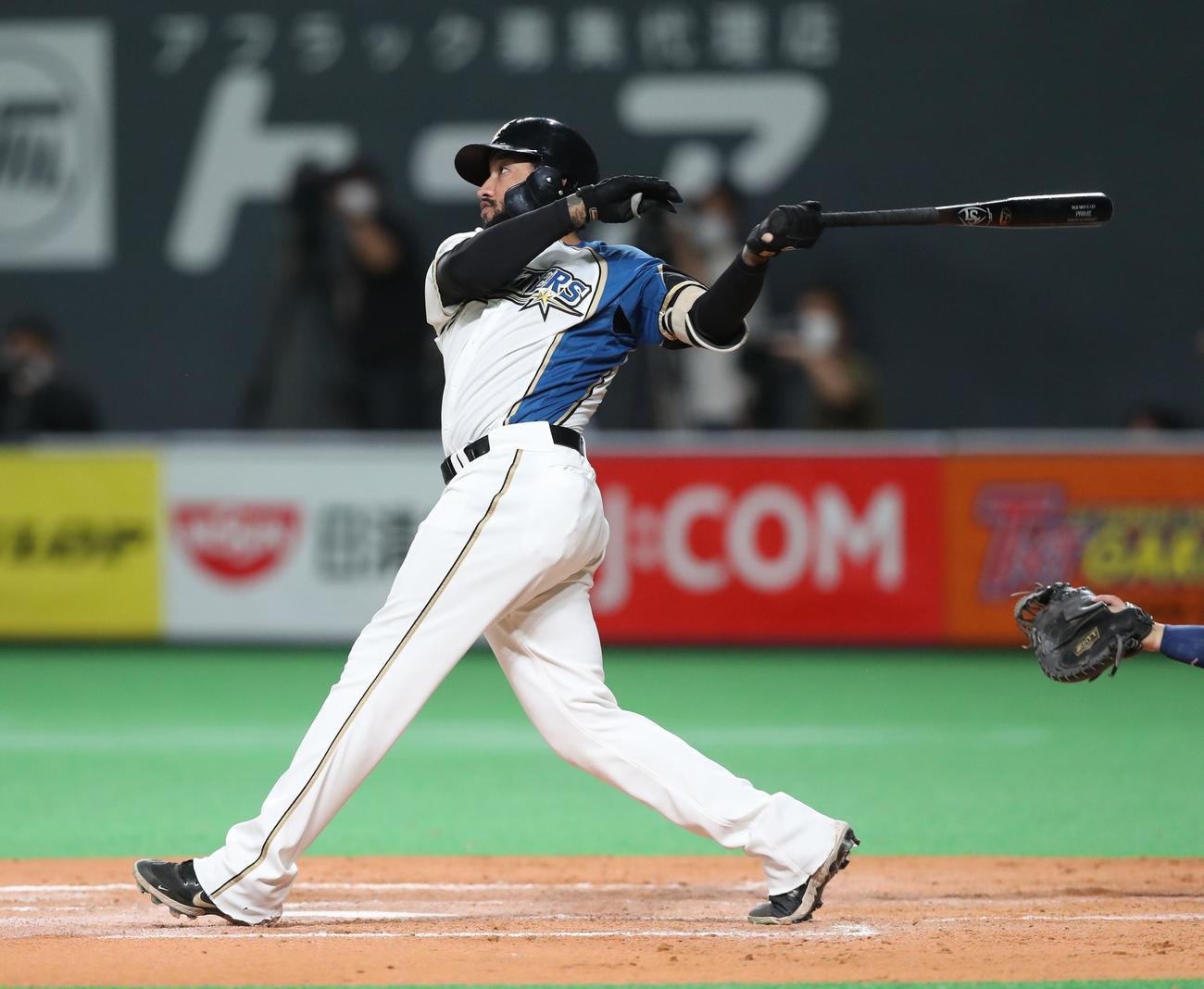 日本ハム対西武　8回裏日本ハム2死、左中間に本塁打を放つR・ロドリゲス（撮影・黒川智章）