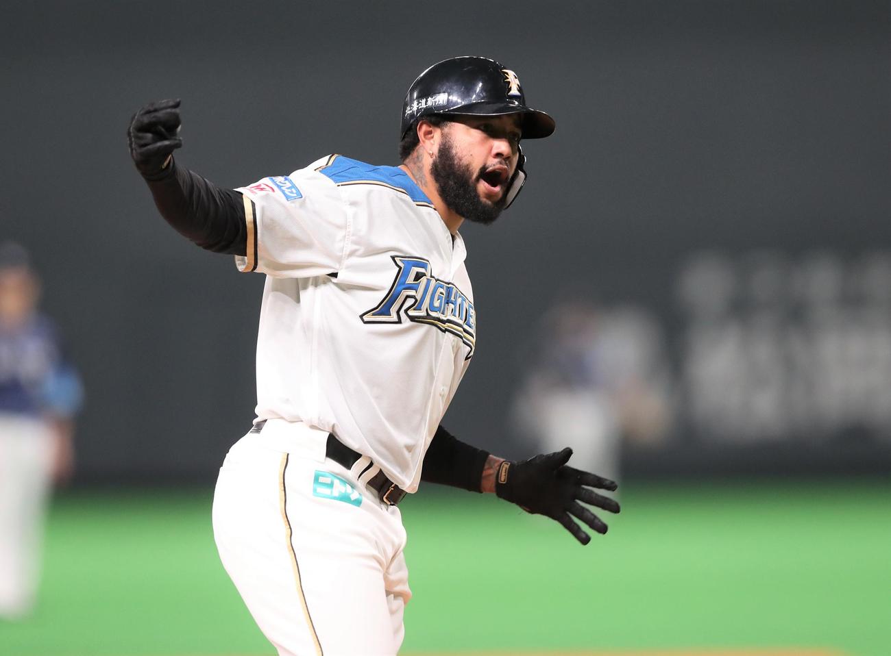 日本ハム対西武　8回裏日本ハム2死、左中間に本塁打を放ちポーズをとるR・ロドリゲス（撮影・黒川智章）