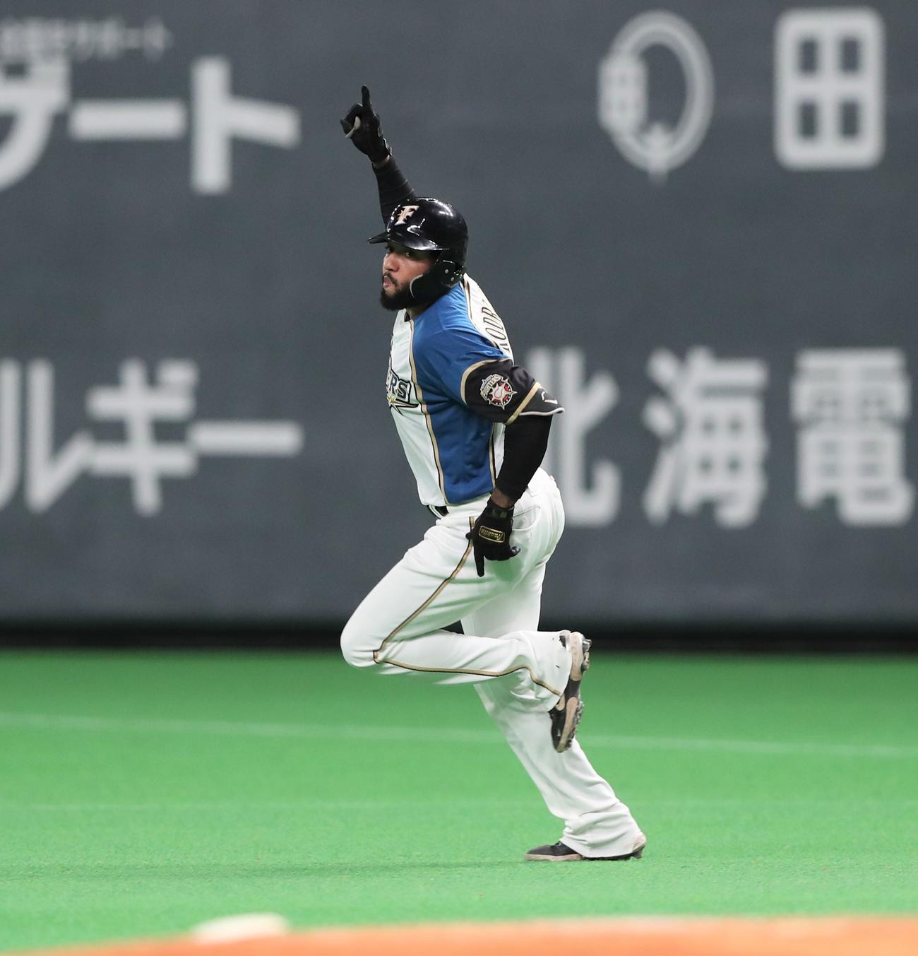 日本ハム対西武　8回裏日本ハム2死、左中間に本塁打を放ちポーズをとるR・ロドリゲス（撮影・黒川智章）