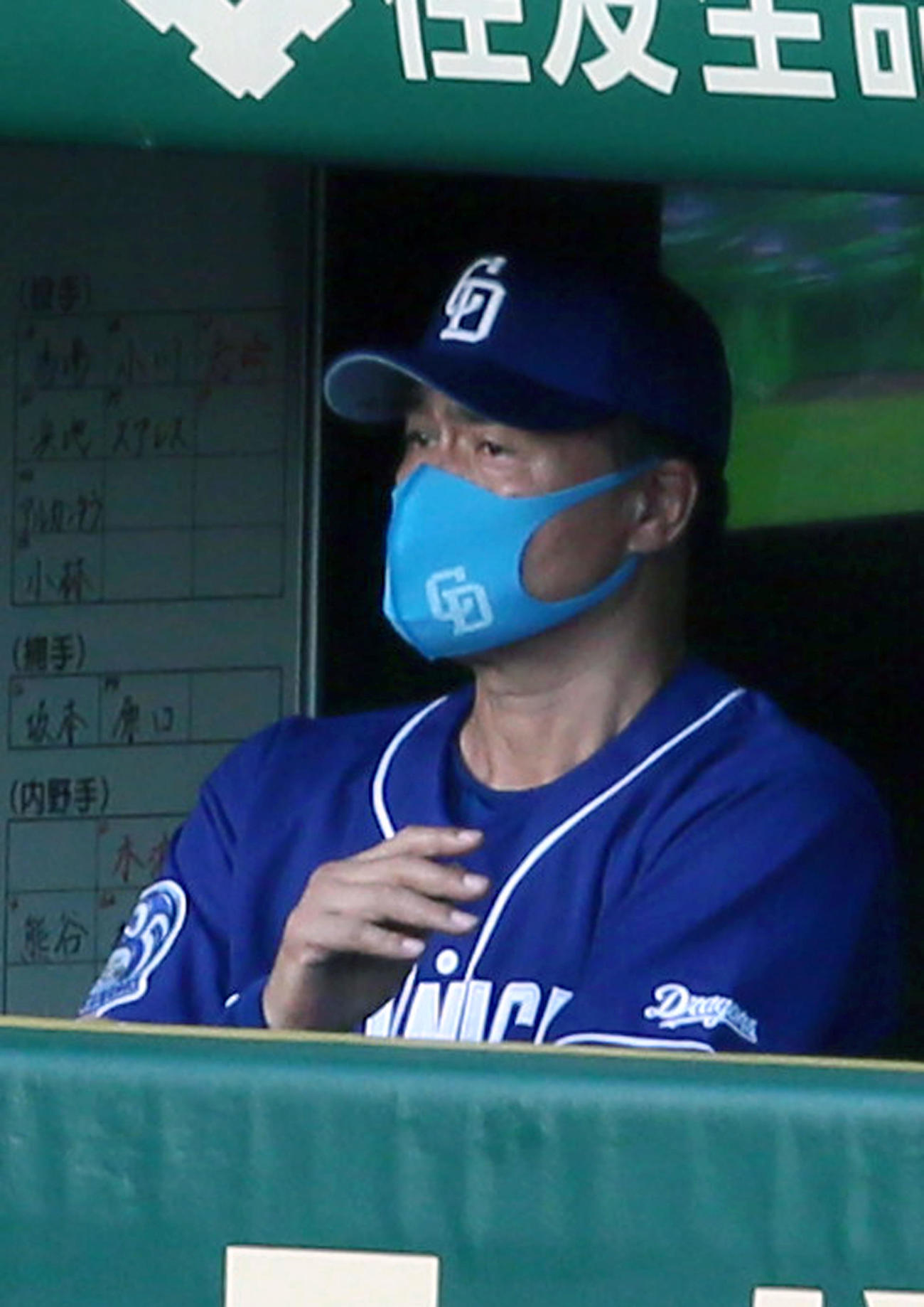 阪神対中日　7回表阪神1死、中日与田監督は近本の遊内野安打に「リクエスト」も失敗に終わる（撮影・上山淳一）