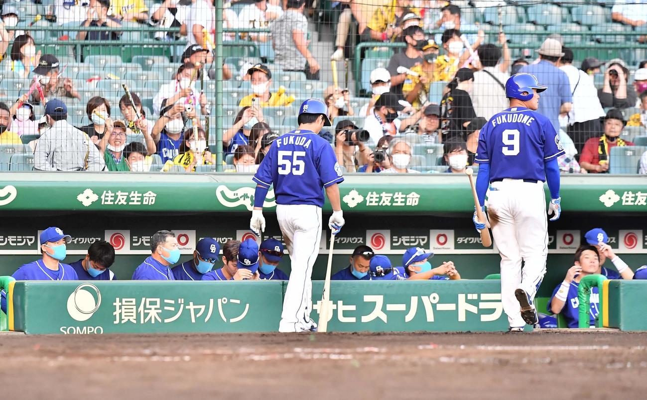 阪神対中日　阪神に3連敗しベンチで呆然とする与田監督（左）と中日ナイン（撮影・上田博志