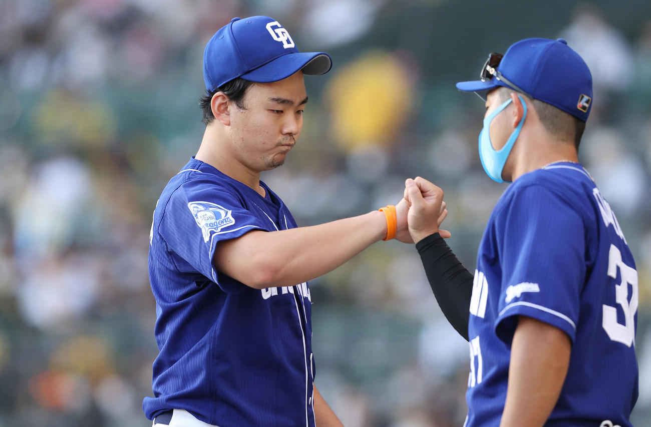 阪神対中日　7回裏を投げ終えベンチへ戻る中日小笠原（左）（撮影・前田充）