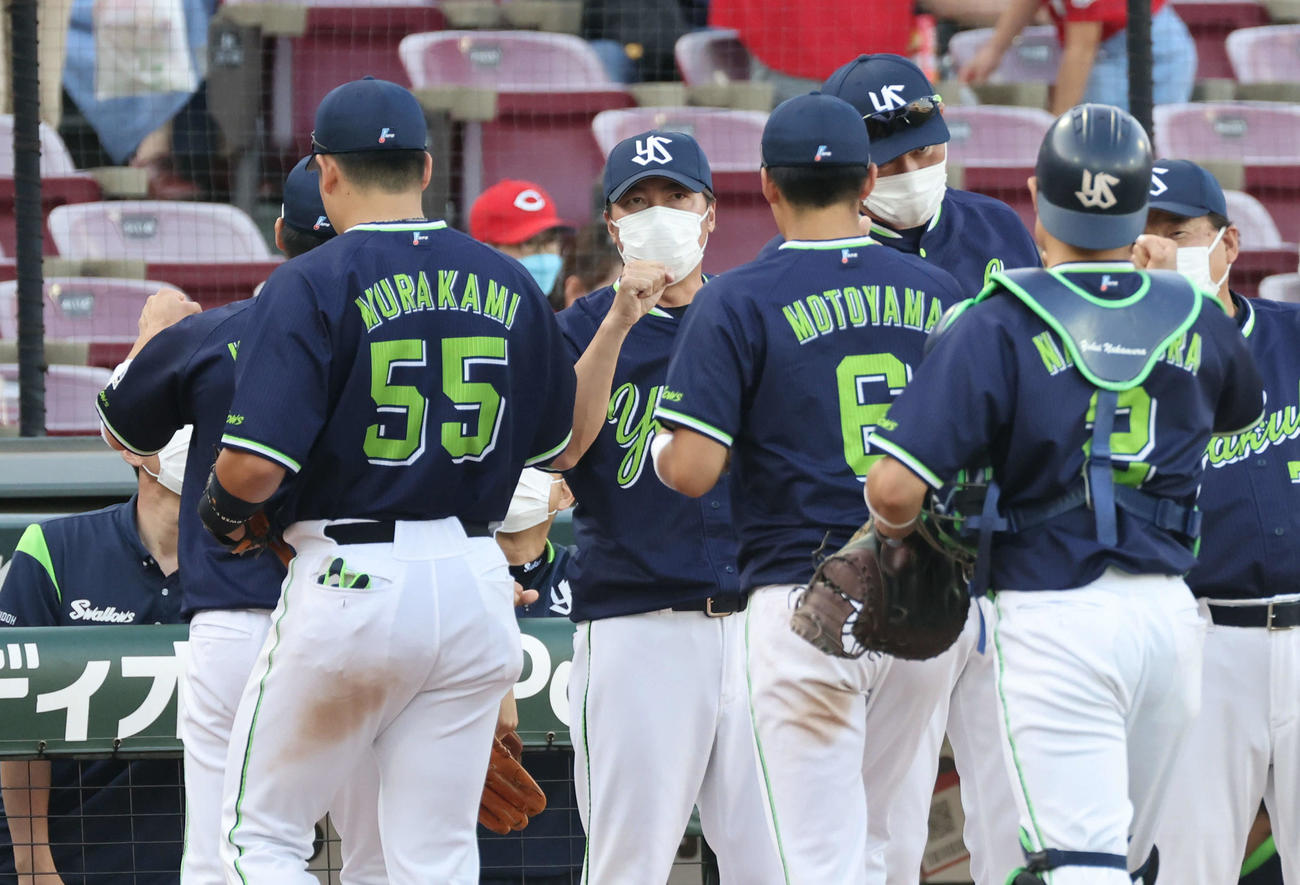 広島対ヤクルト　快勝したヤクルトナインを迎える高津監督（中央）（撮影・加藤孝規）
