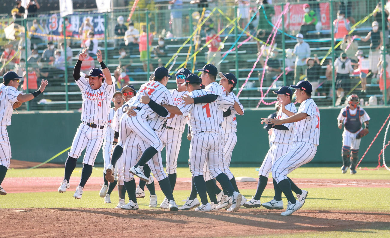 SUBARU対日立製作所　北関東地区第1代表を決め喜ぶ日立製作所の選手たち（撮影・野上伸悟）