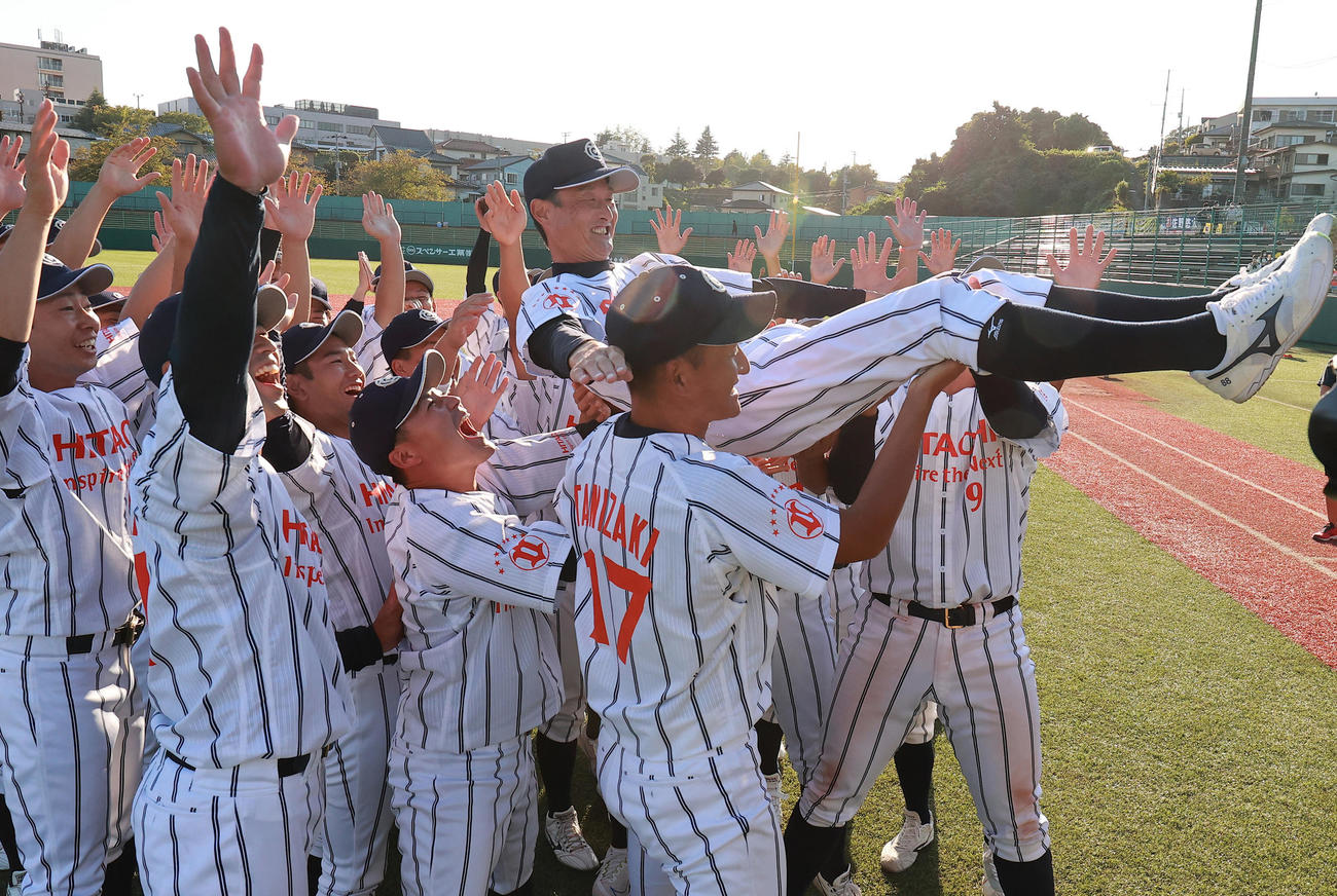 北関東第1代表を決め、選手たちから胴上げされる日立製作所・和久井監督（撮影・野上伸悟）
