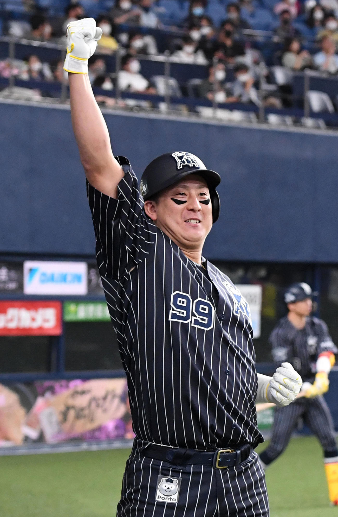 オリックス対ソフトバンク　2回裏オリックス無死、杉本は右越え先制本塁打を放ち昇天ポーズ（撮影・前岡正明）