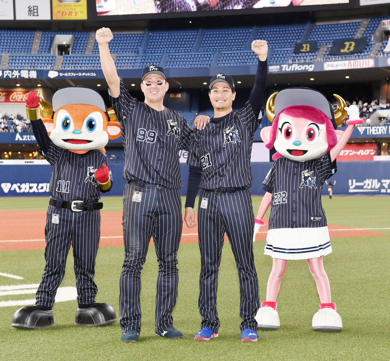 オリックス対ソフトバンク　昇天ポーズを決める杉本（左）と竹安（撮影・前岡正明）