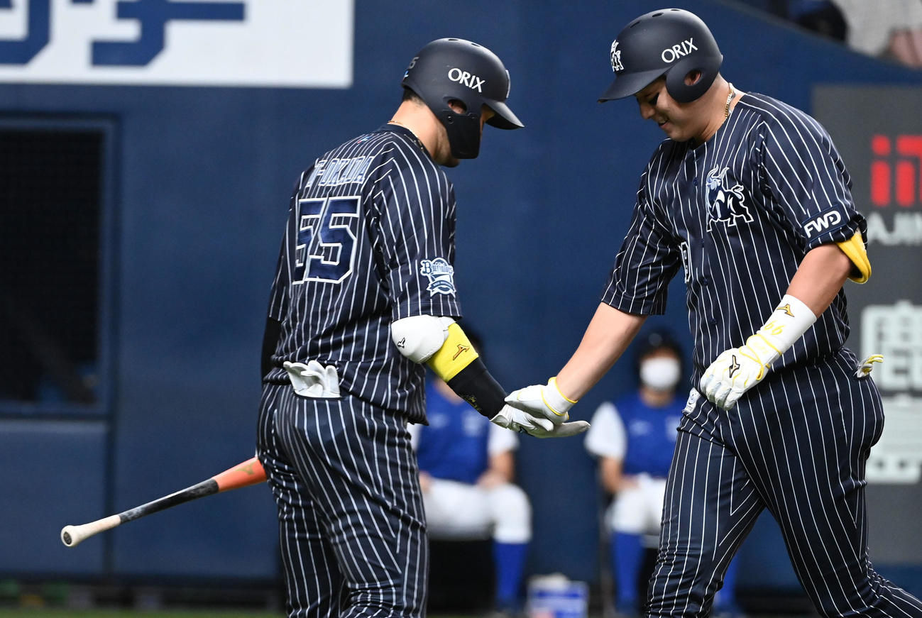 オリックス対ソフトバンク　2回裏オリックス無死、杉本（右）は先制の右越え本塁打を放ちT－岡田と笑顔でタッチ（撮影・前岡正明）
