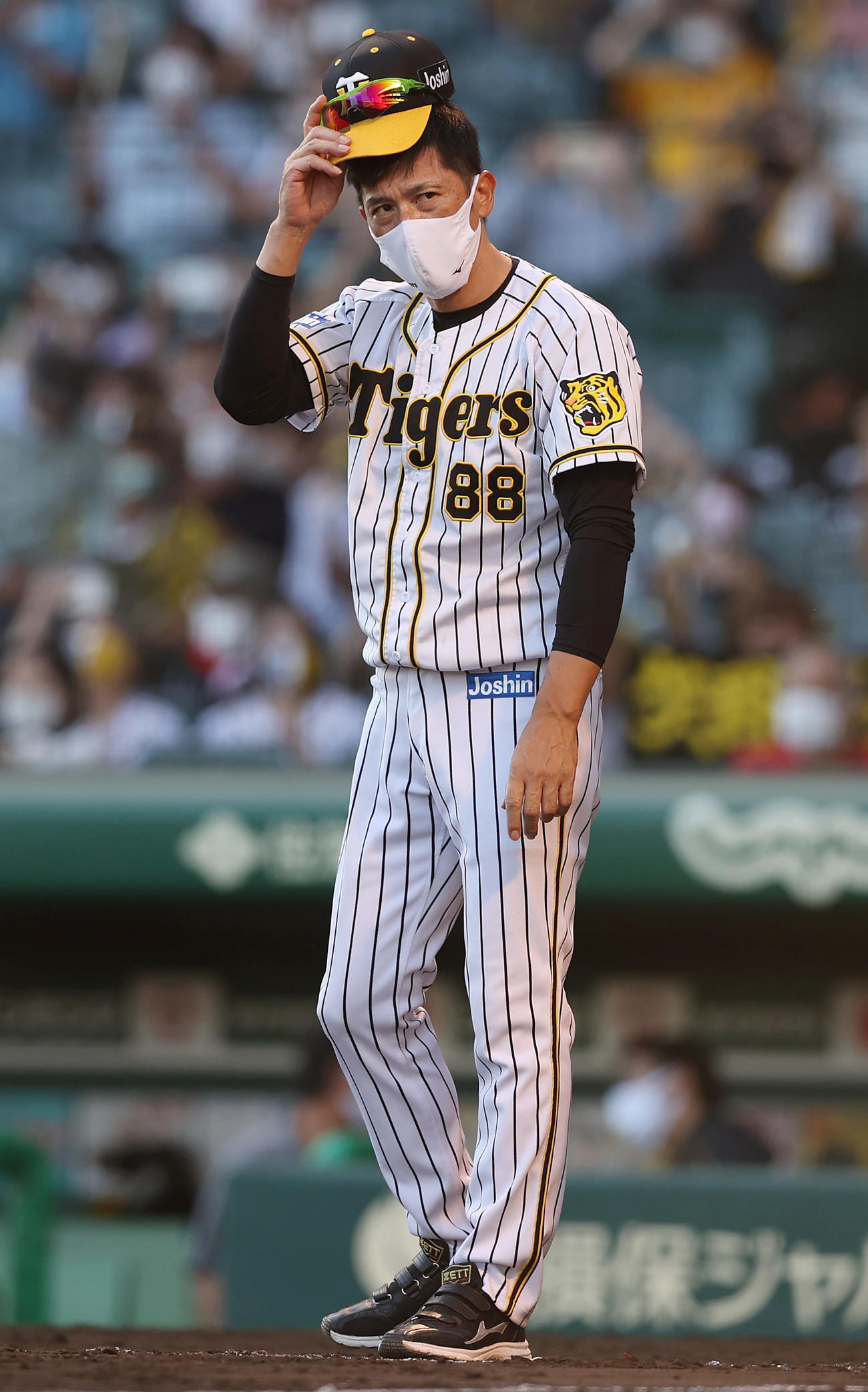 阪神対中日　中日に3連勝しスタンドのファンにあいさつする阪神矢野監督（撮影・前田充）