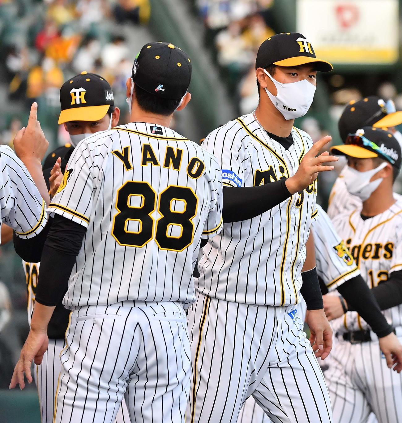 阪神対中日　中日に勝利し矢野監督（左）とエアタッチする佐藤輝（撮影・上田博志）