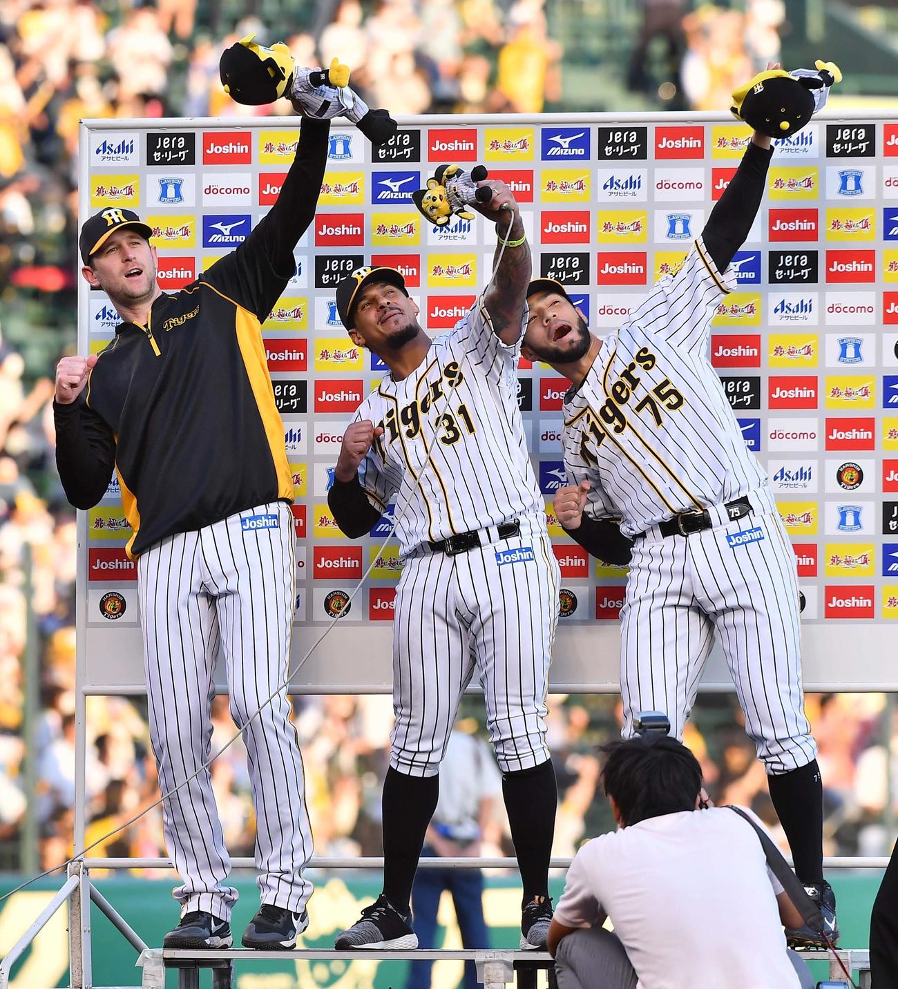 阪神対中日　お立ち台でラパンパラを決める、左からガンケル、マルテ、スアレス（撮影・上田博志）