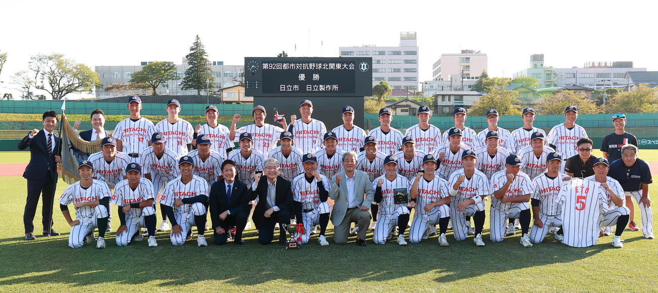 SUBARU対日立製作所　北関東地区第1代表を決め、記念撮影する日立製作所の選手たち（撮影・野上伸悟）