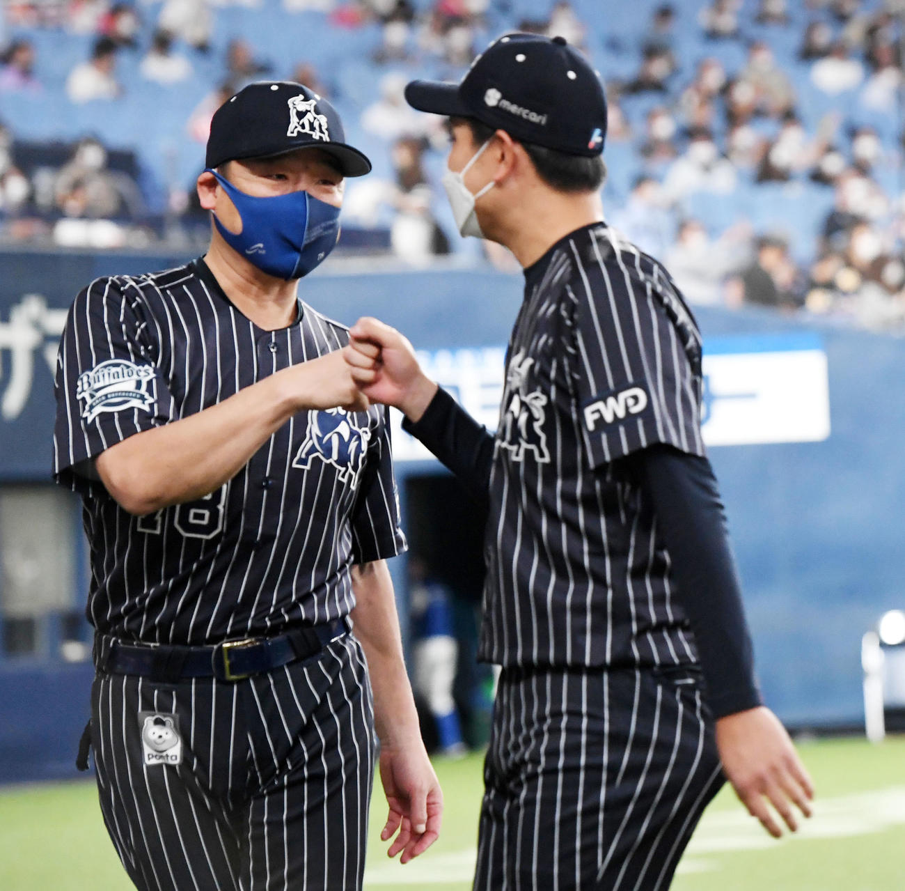 オリックス対ソフトバンク　3勝目を挙げた竹安（右）を祝福する中嶋監督（撮影・前岡正明）