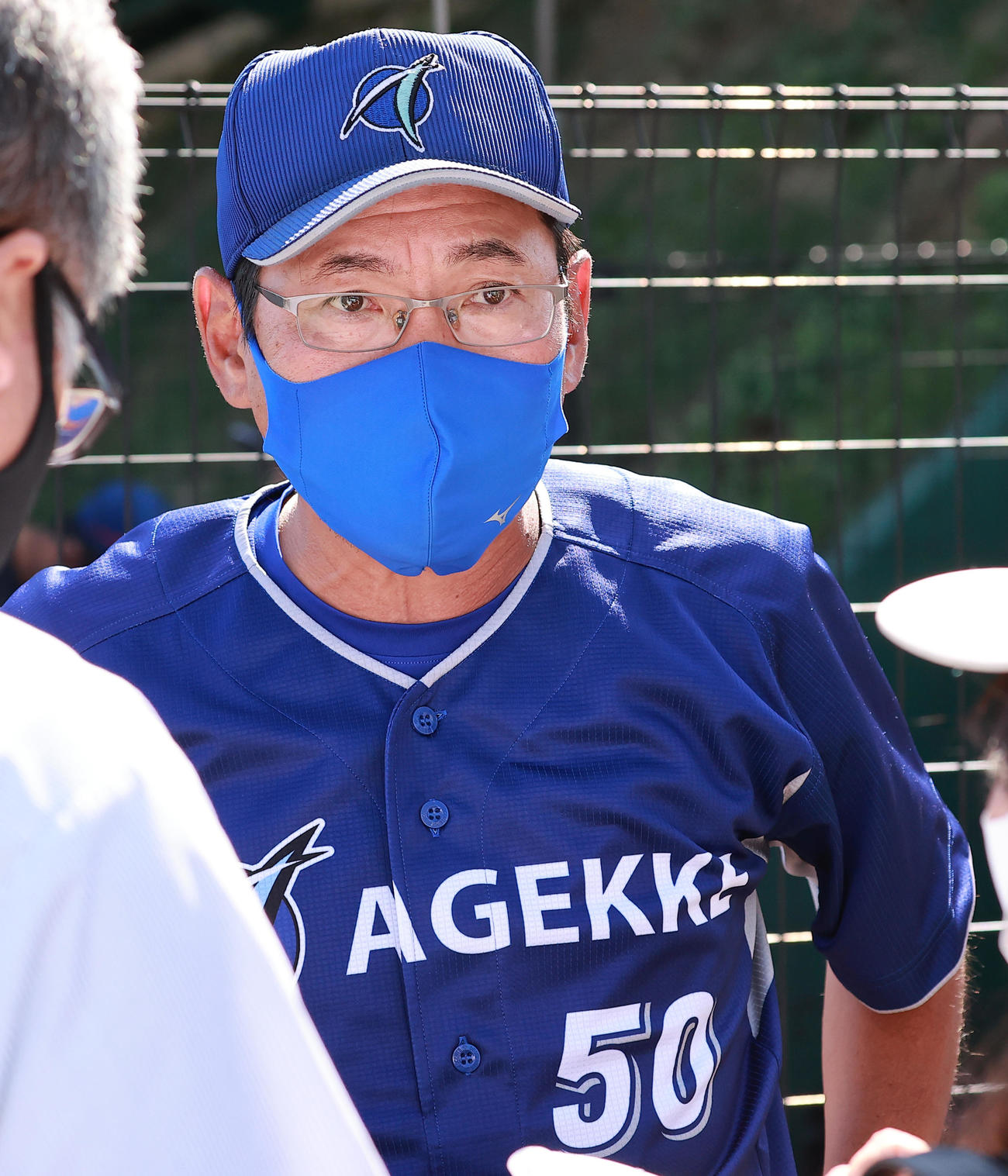 日本製鉄鹿島対エイジェック　第2代表決定戦進出を決め報道陣に囲まれるエイジェック・難波監督（撮影・野上伸悟）
