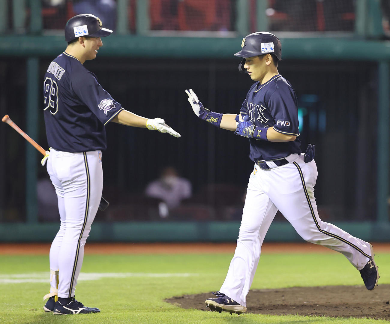 吉田正尚（右）と杉本裕太郎（2021年8月26日撮影）