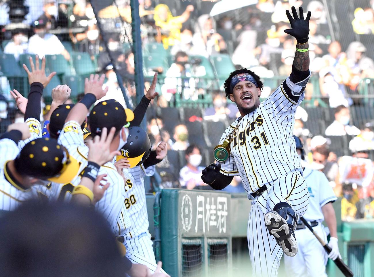 阪神対中日　3回裏阪神2死、左越えに先制ソロ本塁打を放ちラパンパラを決めるマルテ（撮影・上田博志）