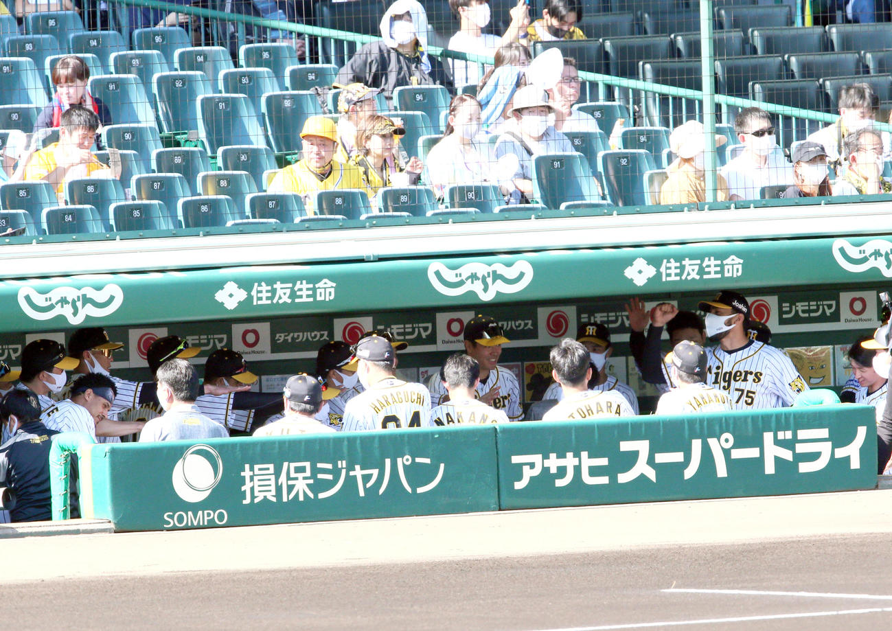 阪神対中日　3戦連続で試合前の声出しを行ったスアレス（右から2人目）（撮影・上山淳一）