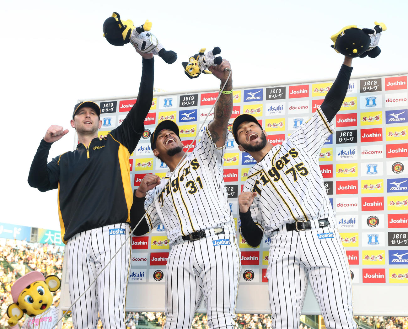 阪神対中日　お立ち台でラパンパラポーズを決める、左からガンケル、マルテ、スアレス（代表撮影）