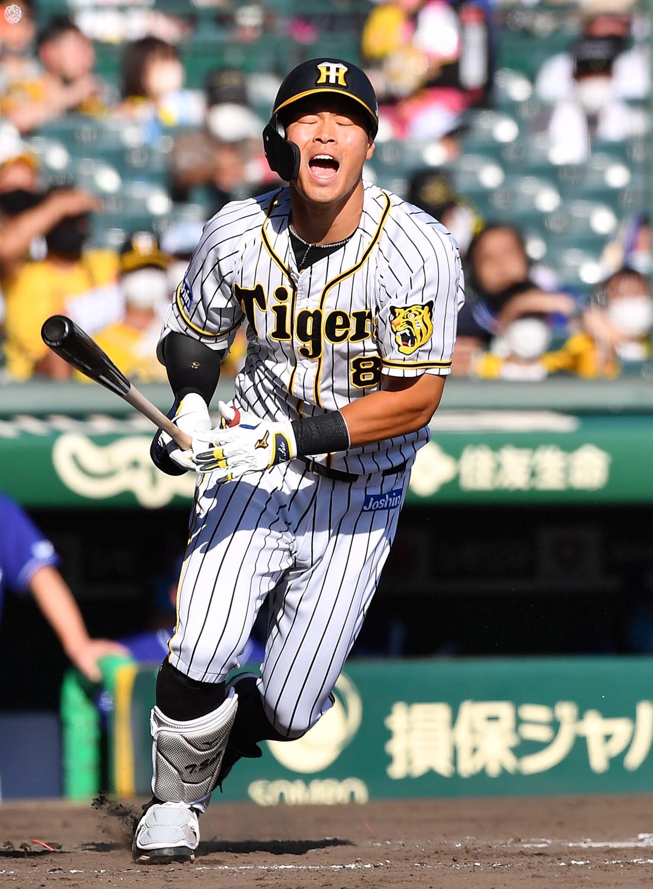 阪神対中日　4回裏阪神無死二塁、佐藤輝は一ゴロに倒れ声を上げる（撮影・上田博志）