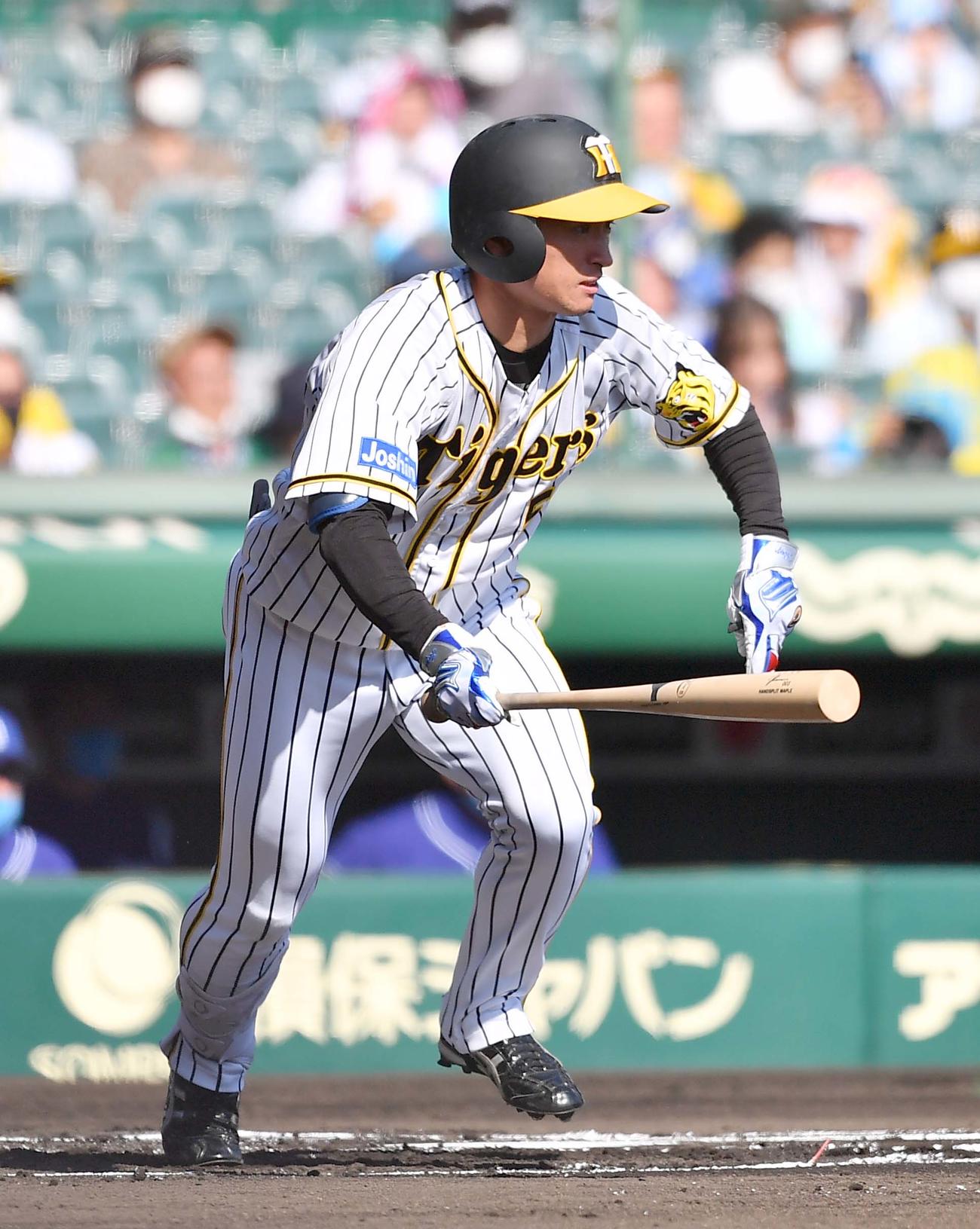 阪神対中日　右前安打を放つ近本（撮影・上田博志）