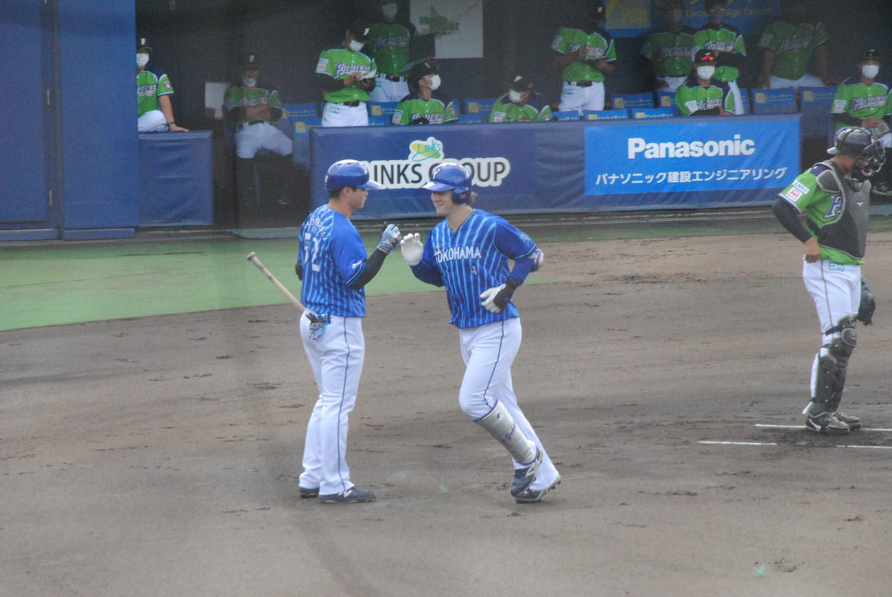 1回に10号ソロを放ったDeNA伊藤裕