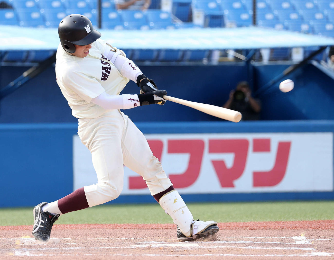 東大対早大　6回裏早大無死三塁、岩本は左越え適時二塁打を放つ（撮影・鈴木正人）