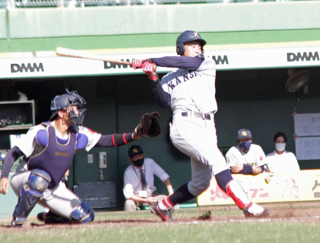 関学大戦の3回、関大・野口智哉は右越え逆転2点本塁打を放つ