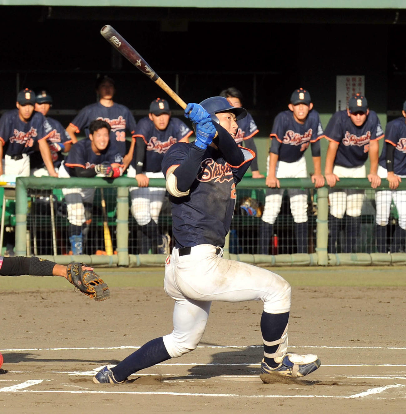 延長11回静岡大無死一、二塁、右翼線へ決勝適時二塁打を放つ佐藤