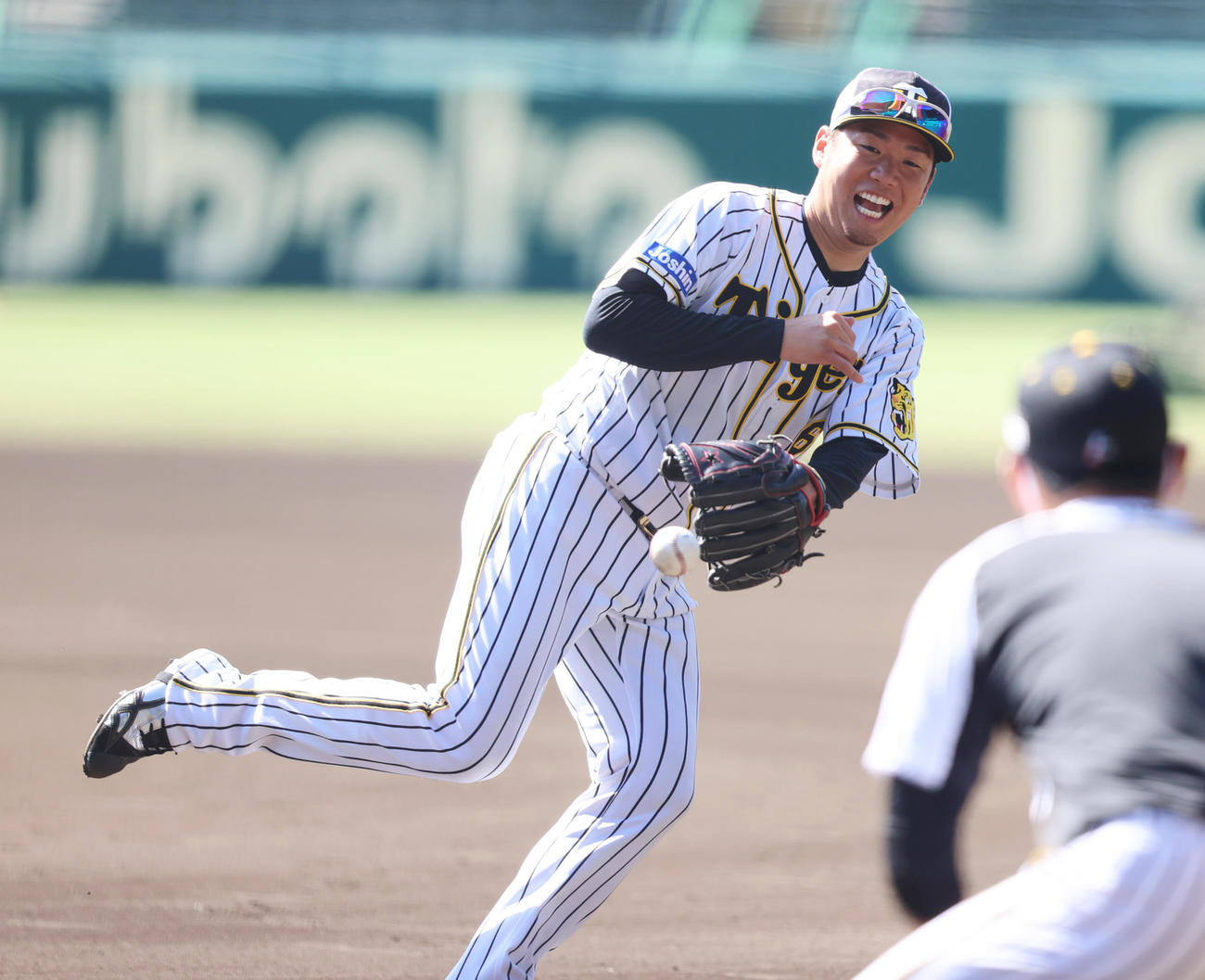 守備練習でグラブトスする阪神西勇（撮影・清水貴仁）