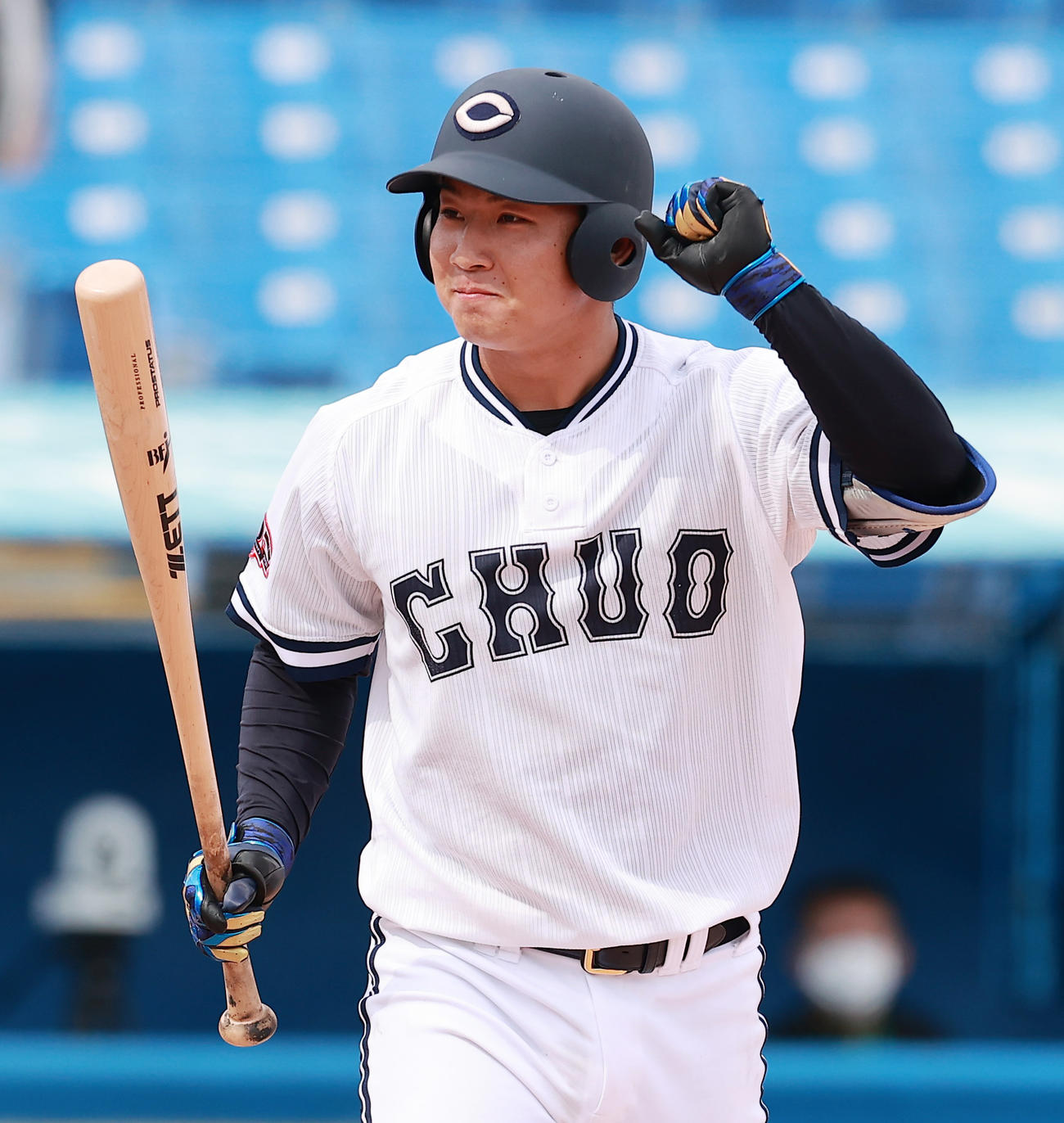 青学大対中大　9回裏中大1死、四球を選びガッツポーズの古賀（撮影・野上伸悟）