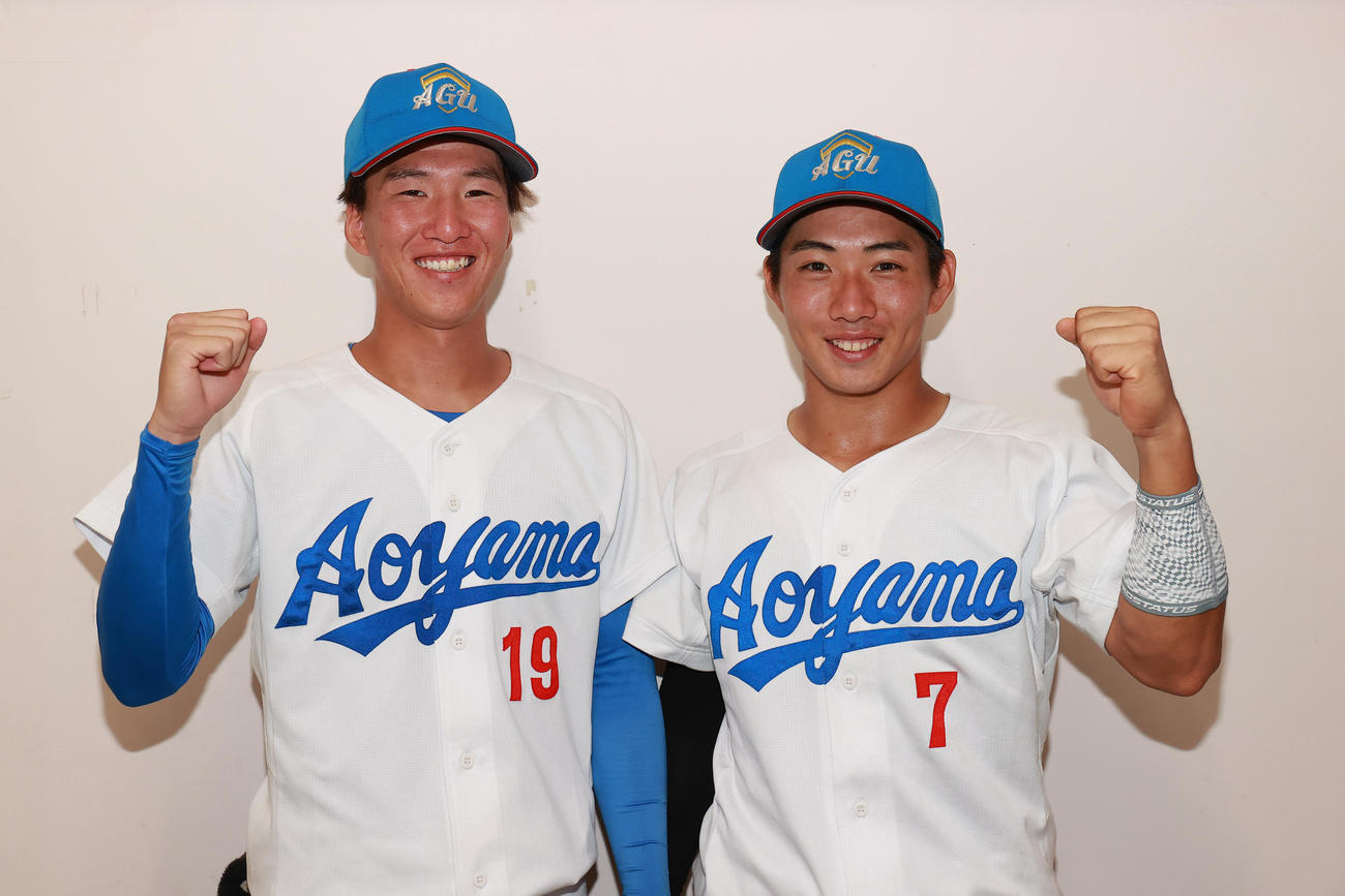 青学大対中大　勝利投手となった青学大・北村（左）と本塁打を放った山田拓は笑顔でガッツポーズ（撮影・野上伸悟）