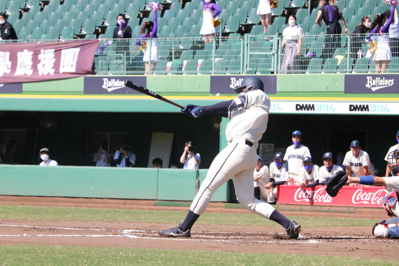 1回裏2死二塁、同大の小西幸希内野手が遊撃強襲の先制適時打を放つ（撮影・林亮佑）