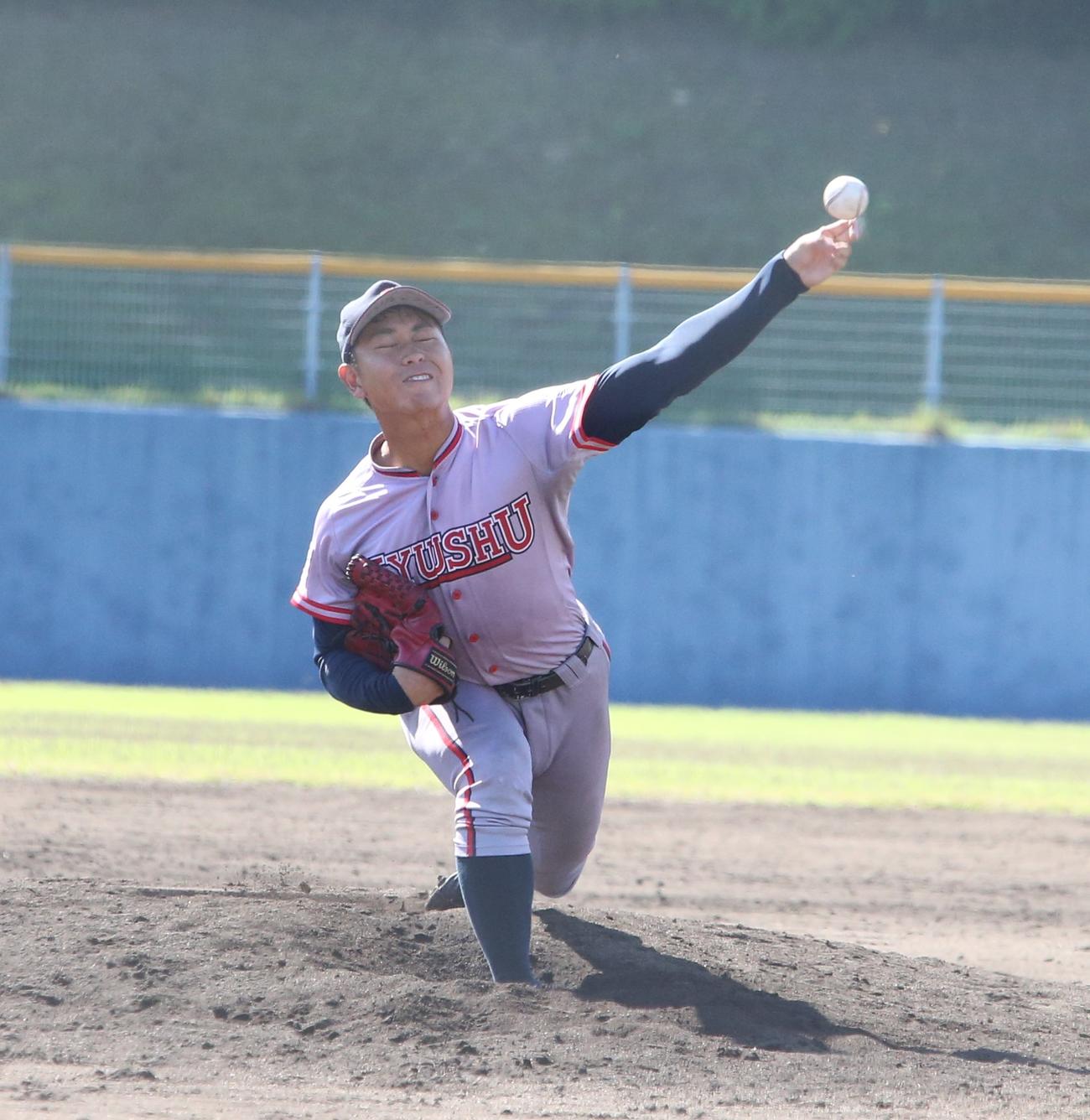 久留米大対九大　救援で力投する九大・芦谷汰貴投手（撮影・菊川光一）